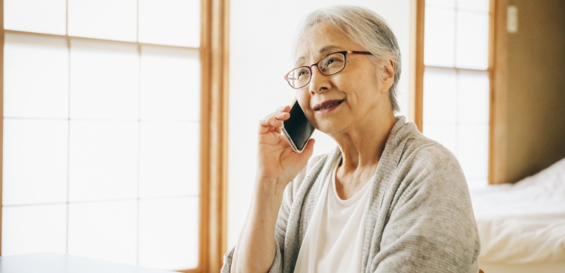 電話する高齢女性