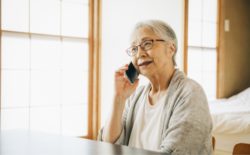 電話する高齢女性