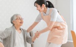介護する女性と高齢者
