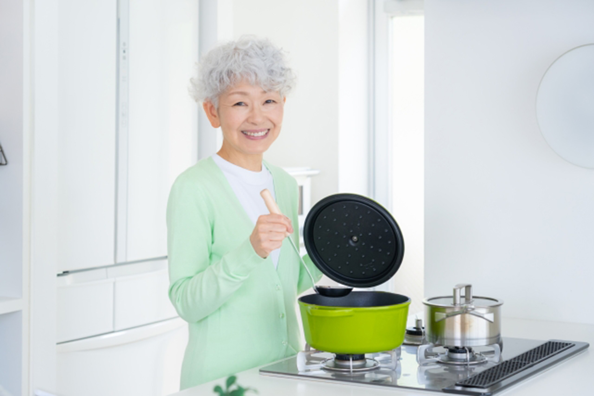 キッチンで料理をするシニア女性