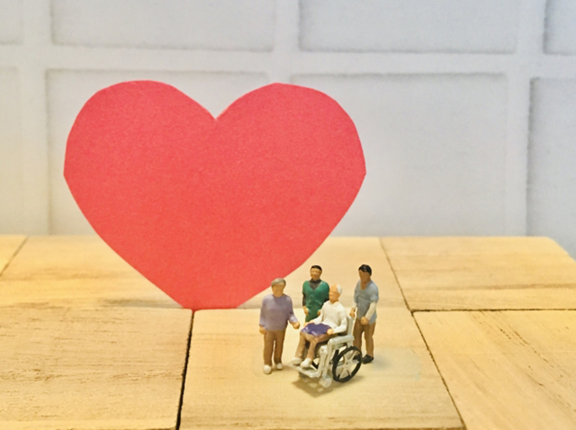 介護のイメージ（車椅子の高齢者と介護士）