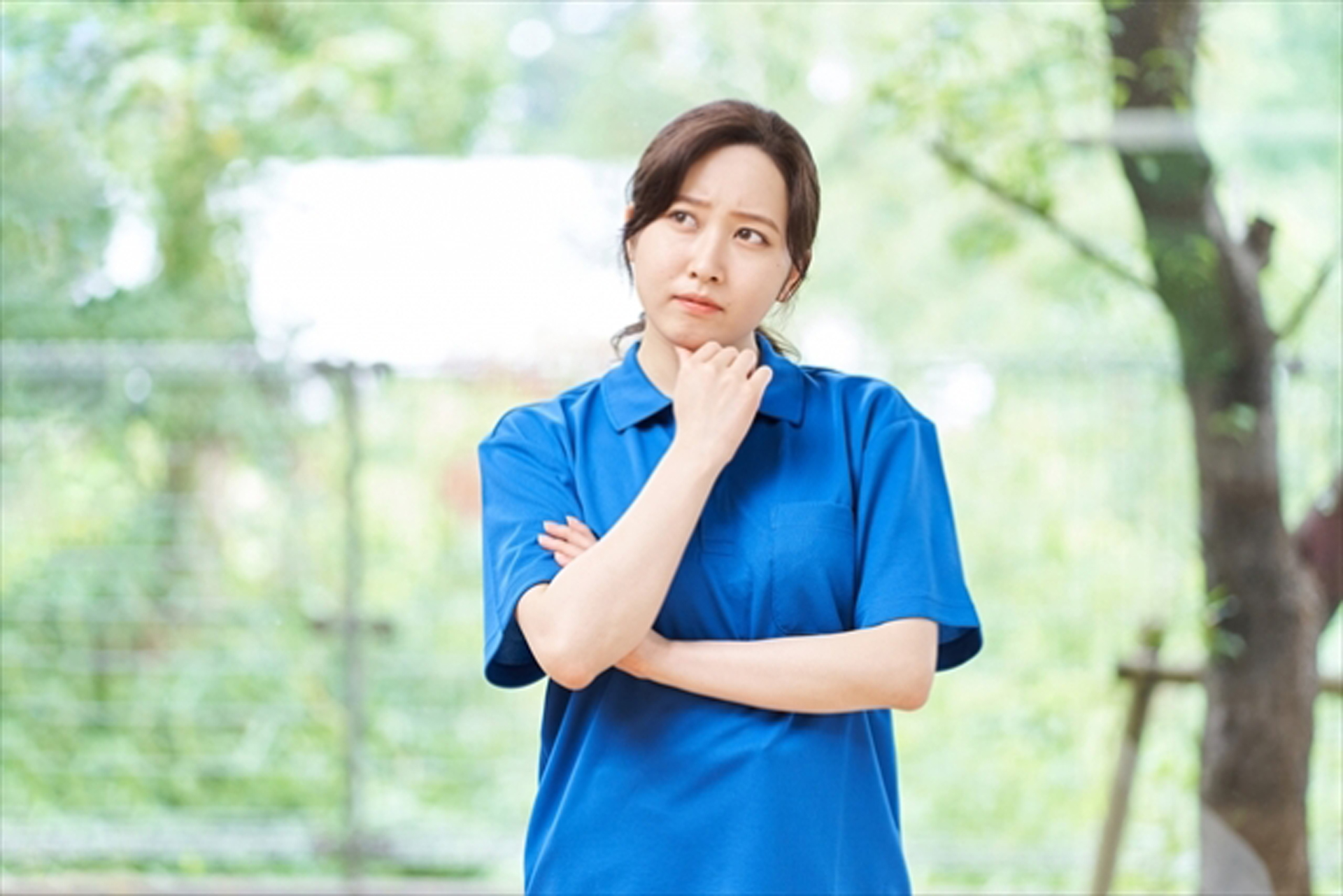 悩むヘルパーの女性