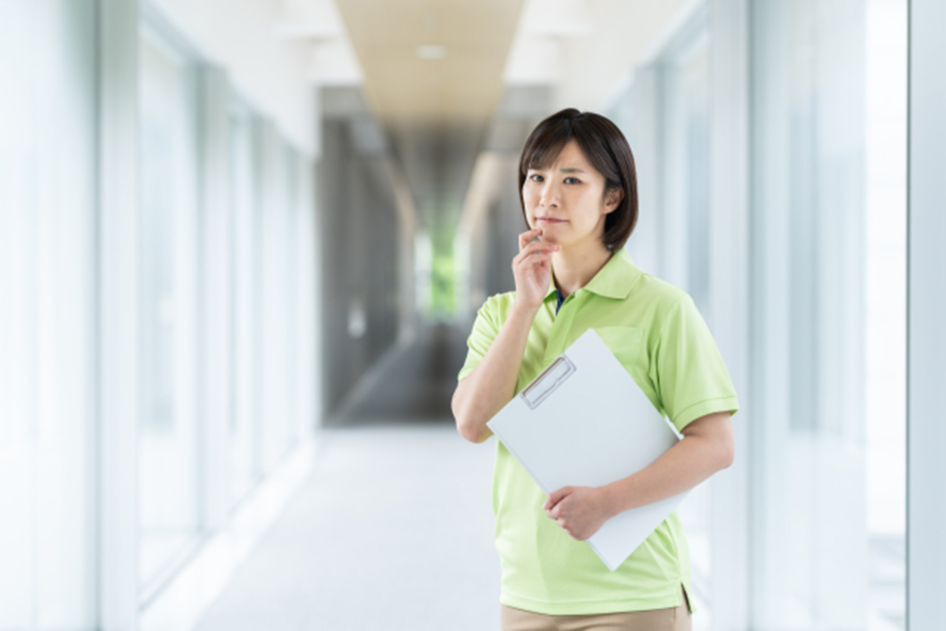 悩む様子の介護職の女性