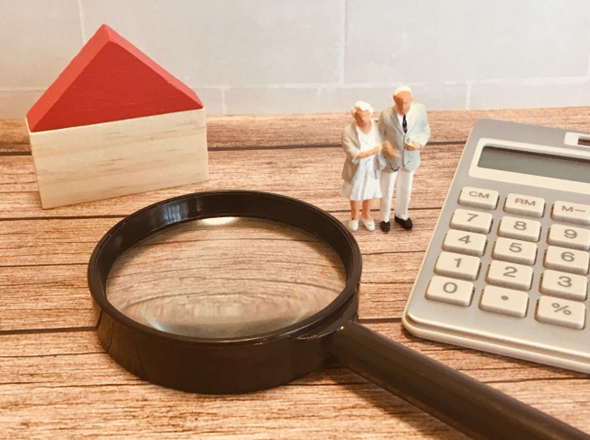 老人ホームを比較検討するイメージ画像