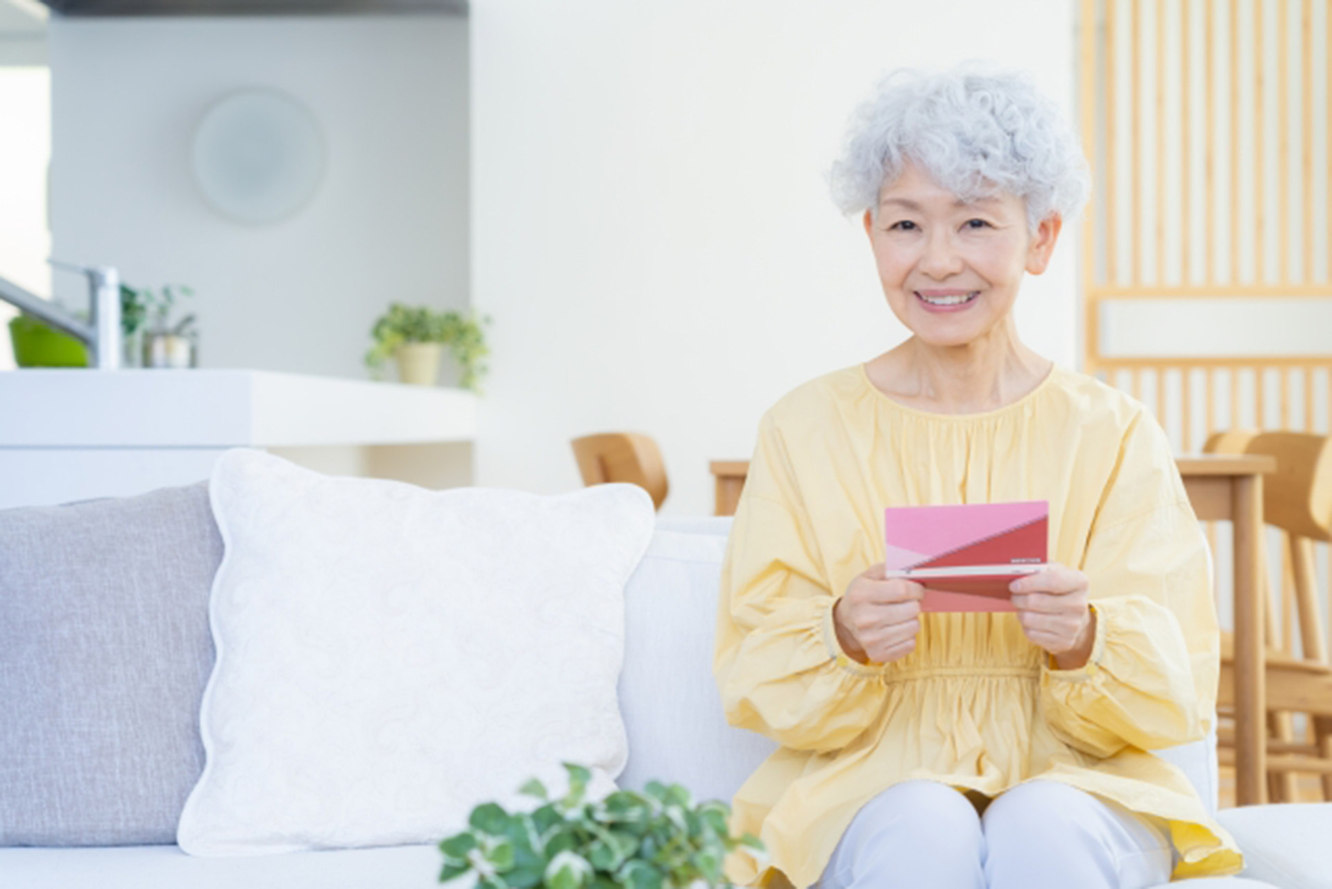 貯金通帳を見るシニアの女性