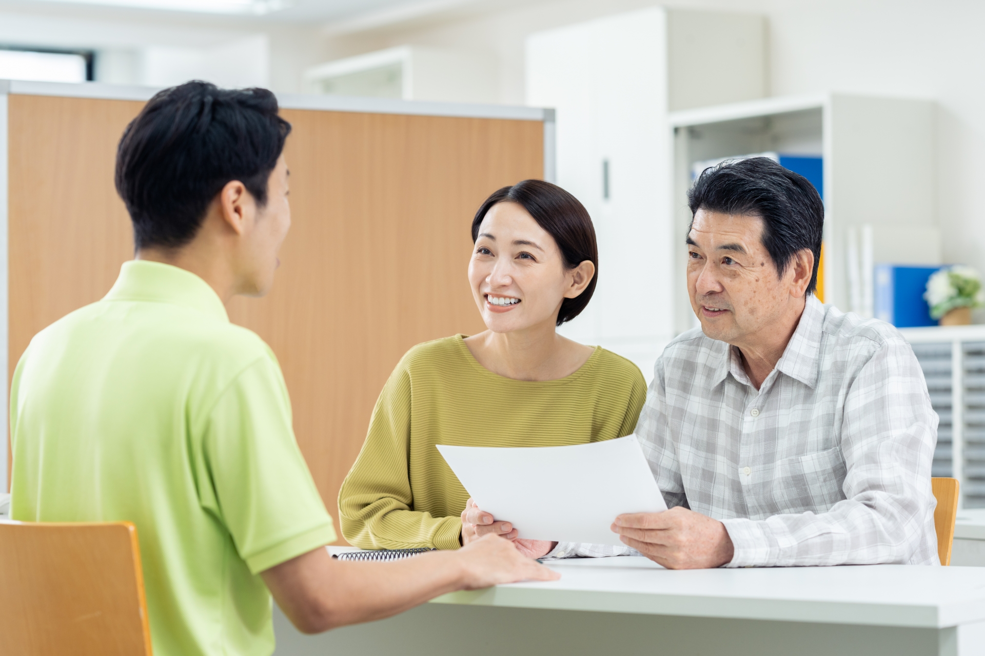 介護の相談をする親子