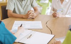 介護施設の説明をする介護士