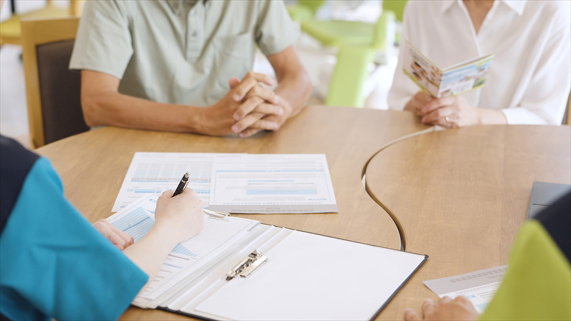 介護施設の説明をする介護士